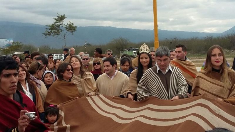 Al Poncho, con poncho