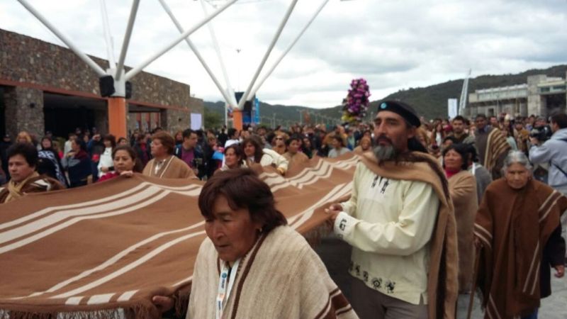 Al Poncho, con poncho