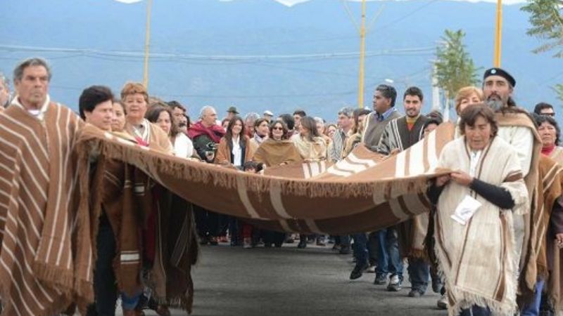 Al Poncho, con poncho