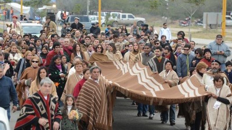 Al Poncho, con poncho
