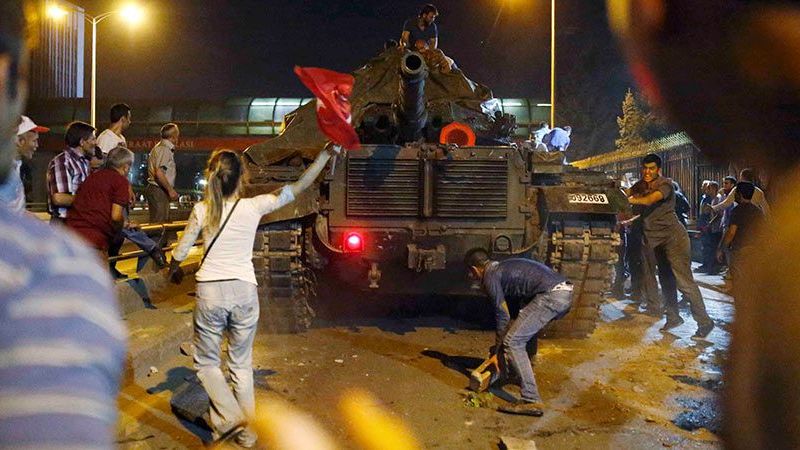 Confusión en Turquía: el golpe no tuvo éxito pero sigue el caos y hay muertos