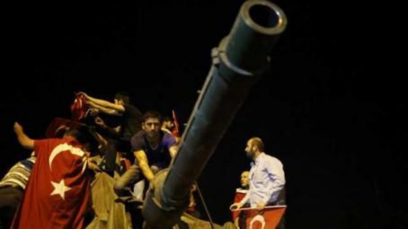 Confusión en Turquía: el golpe no tuvo éxito pero sigue el caos y hay muertos