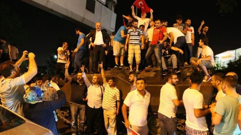 Confusión en Turquía: el golpe no tuvo éxito pero sigue el caos y hay muertos