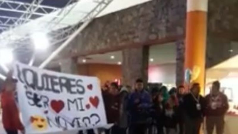 Le declaró su amor en pleno Poncho