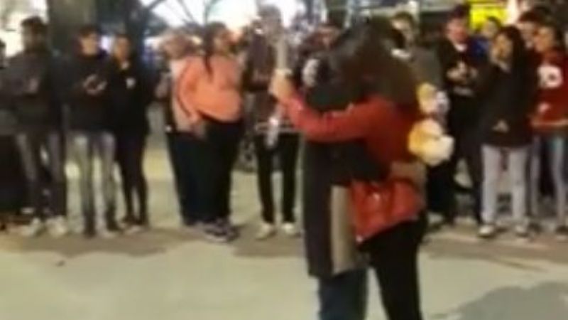 Le declaró su amor en pleno Poncho