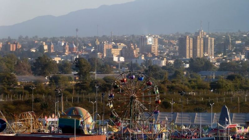 Desorden de jovencitos en los juegos y un niño golpeó a su padre en el Poncho