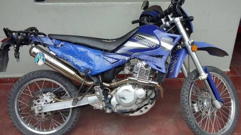 Derrapó y se fugó dejando la moto abandonada