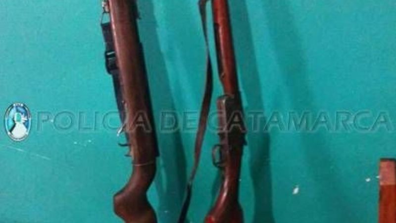 Aprehenden a un sujeto que llevaba en la camioneta una carabina y una escopeta