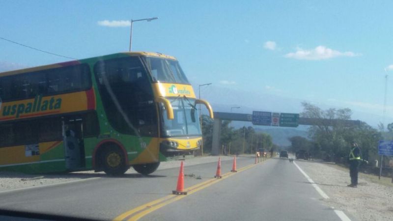 Colectivo quedó atravesado en la ruta 38 tras una mala maniobra