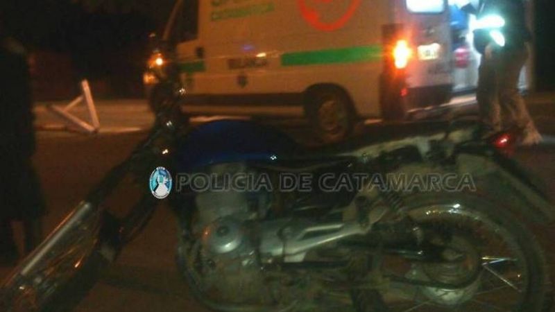 Falleció un motociclista tras chocar con una rotonda en el Predio Ferial