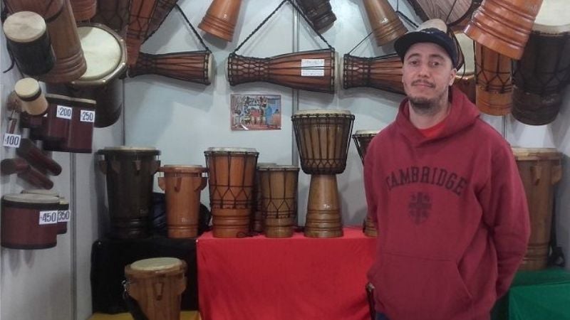 Instrumentos de percusión en la muestra artesanal