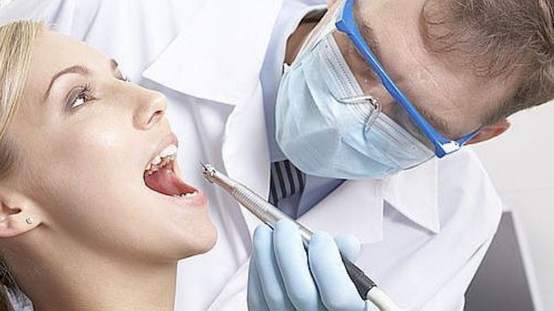 Revisar la boca, clave para detectar cáncer de cabeza y cuello