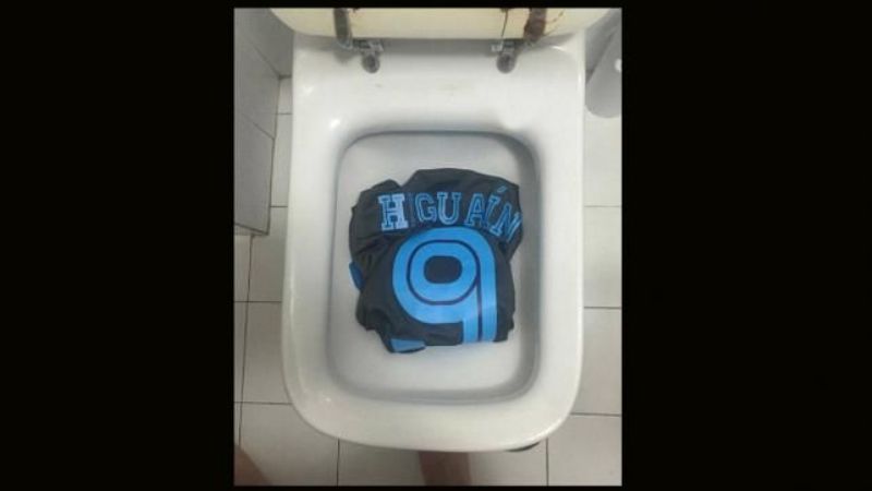 Enojo de los napolitanos por el pase de Higuaín a la “Juve”