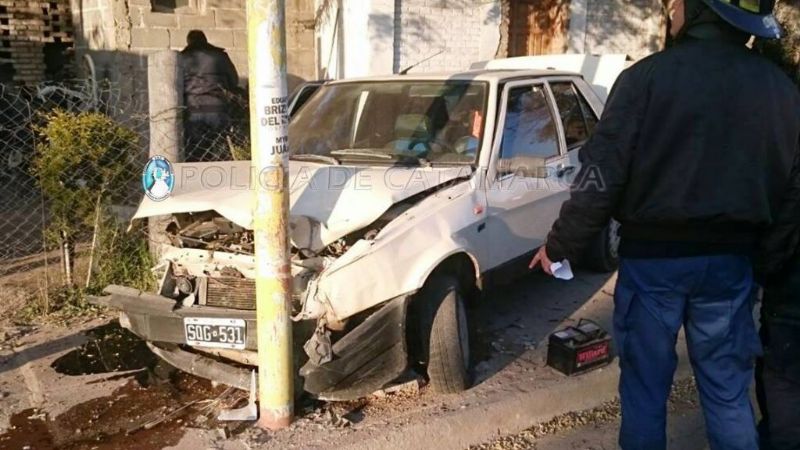 Se estrelló contra un poste del alumbrado público