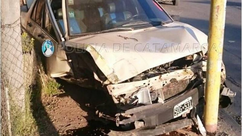 Se estrelló contra un poste del alumbrado público