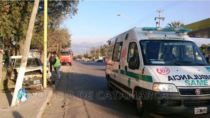 Se estrelló contra un poste del alumbrado público