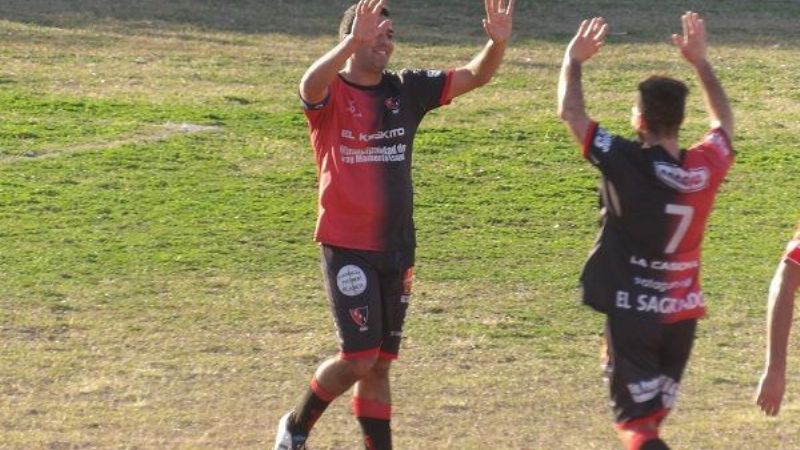 Defensores venció 4-2 a “Rojito” y lidera la “A” chacarera