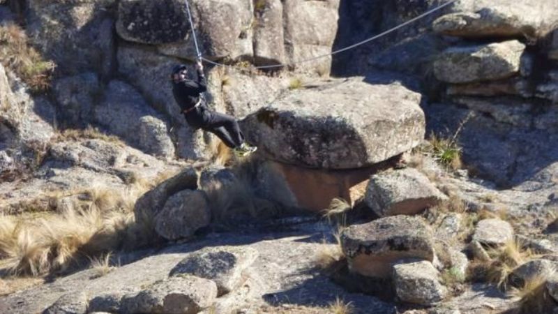 Ex funcionario murió al caer de 20 metros cuando practicaba tirolesa