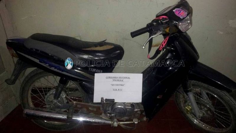 Arrestan a un joven, demoran un adolescente y secuestran una moto