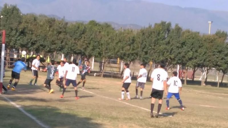 Profesores punteros de Única, al vencer 2-0 a los Médicos