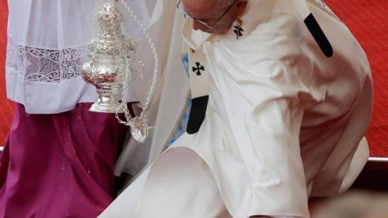 Francisco se cayó durante la misa en Polonia