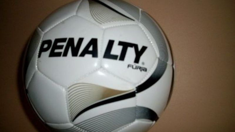 Insólito: Robó una pelota de fútbol y pidió el rescate