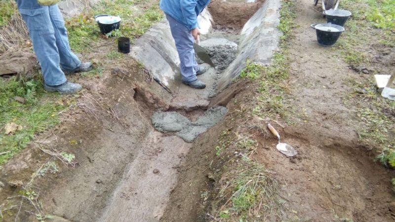 Trabajos de mantenimiento en los canales de riego del interior