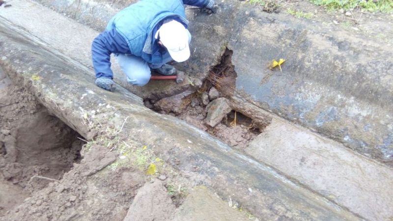 Trabajos de mantenimiento en los canales de riego del interior