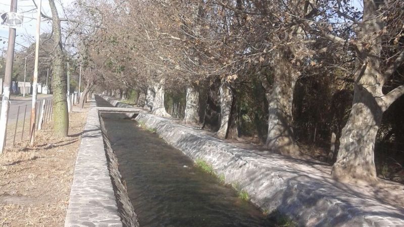 Trabajos de mantenimiento en los canales de riego del interior