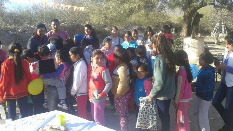 Muchas sonrisas en el barrio 25 de Agosto de Andalgalá