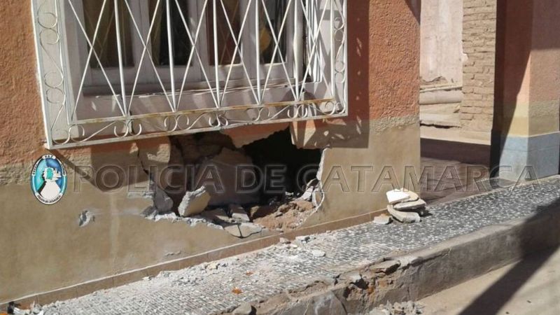 Camioneta se llevó puesto un auto y se incrustó contra una pared