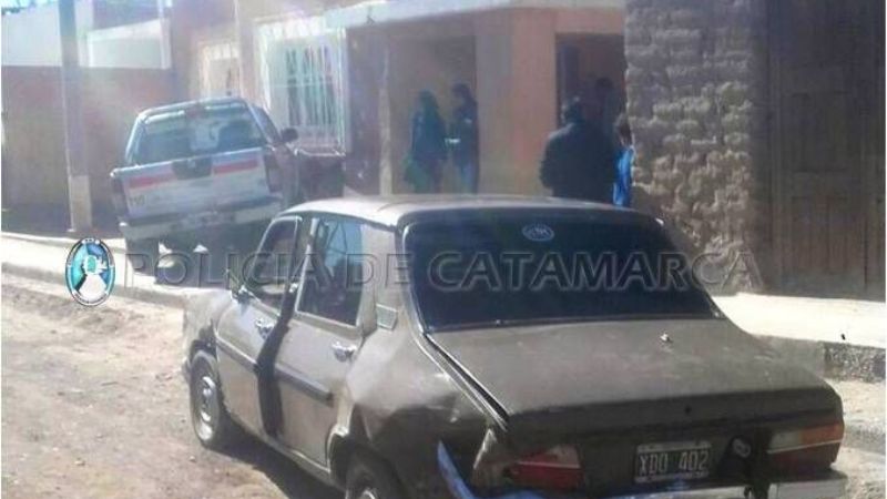 Camioneta se llevó puesto un auto y se incrustó contra una pared