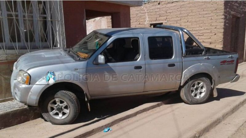 Camioneta se llevó puesto un auto y se incrustó contra una pared