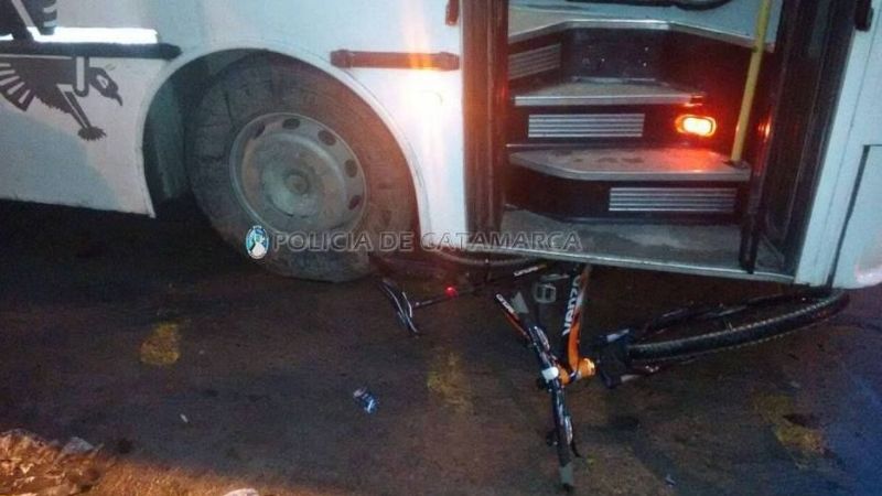 Ciclista hospitalizado tras ser embestido por un colectivo