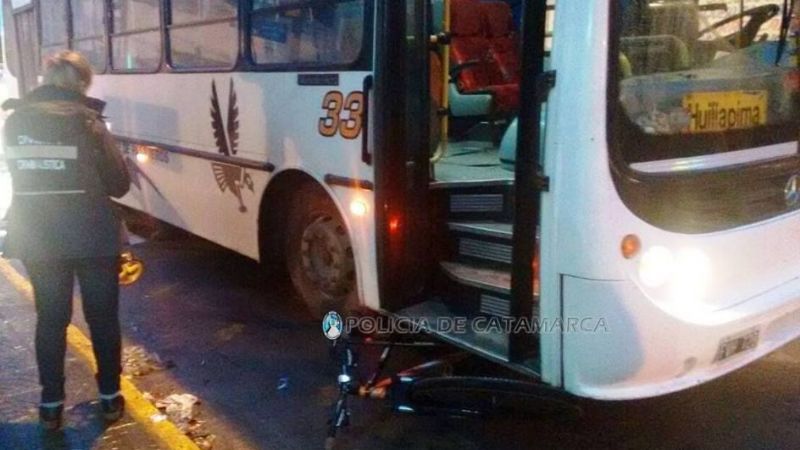 Ciclista hospitalizado tras ser embestido por un colectivo