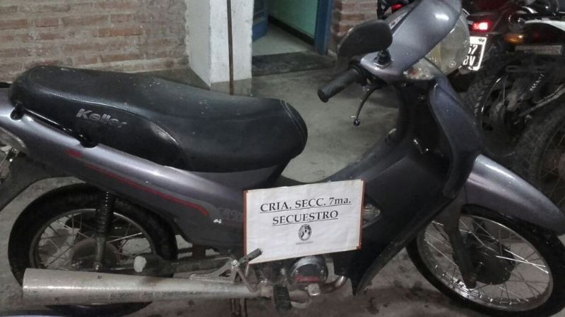 Aprehendieron a un joven y secuestran una moto