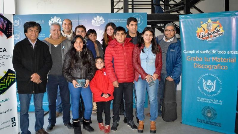 Entregaron discos grabados en el Estudio de la Vicegobernación