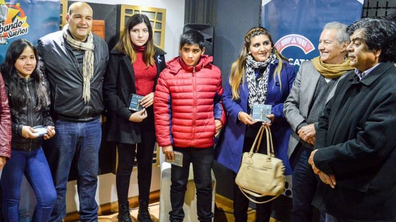 Entregaron discos grabados en el Estudio de la Vicegobernación