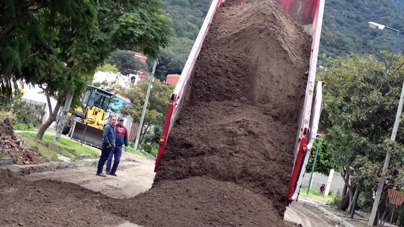 Tras las lluvias, reinician trabajos de reparación de calles en FME