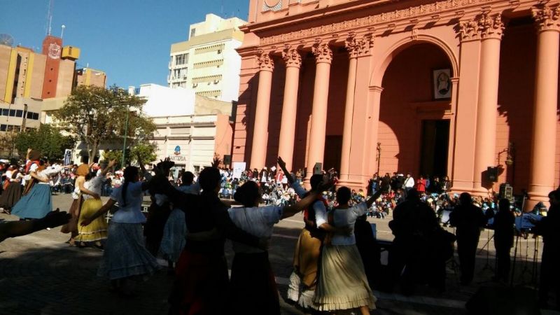 Comenzó el acto por el Bicentenario de la Independencia