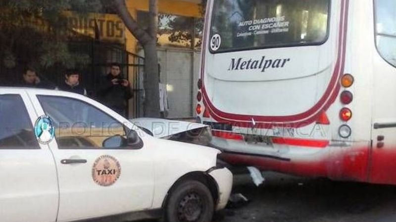 Un taxi chocó con un colectivo