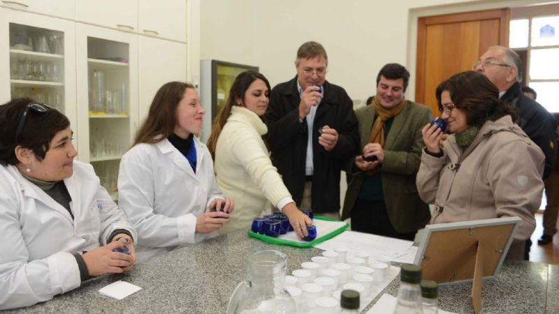 Lucía visitó los laboratorios del INTA