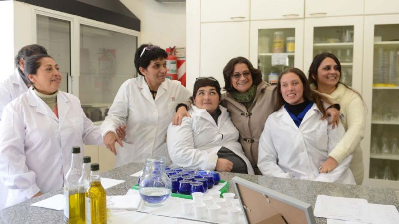 Lucía visitó los laboratorios del INTA