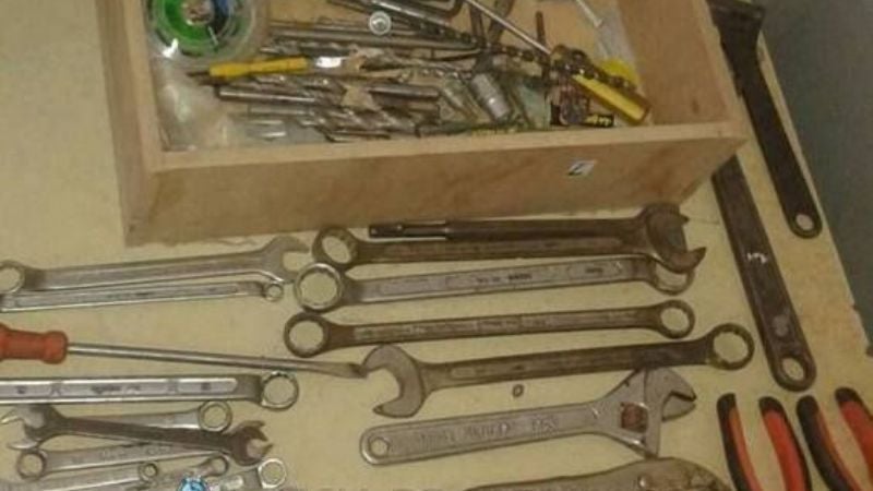 Cinco detenidos y recuperan una moto