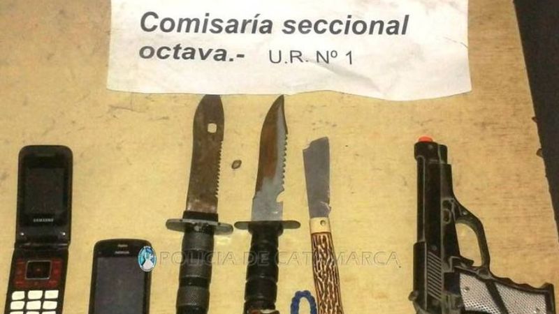 Cinco detenidos y recuperan una moto