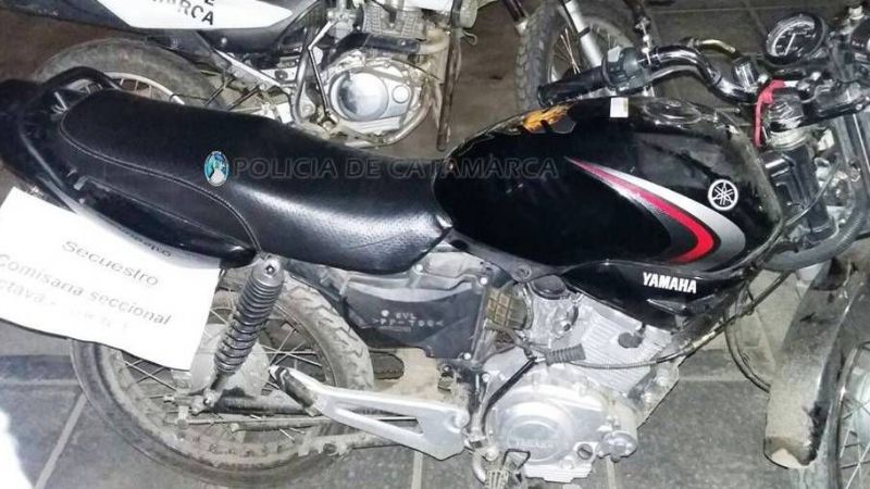 Cinco detenidos y recuperan una moto