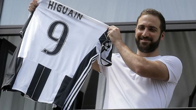 Higuaín ya está en la Juve, con la que firmó un millonario contrato