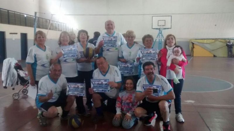 Adultos Mayores con equipo para los “Evita”