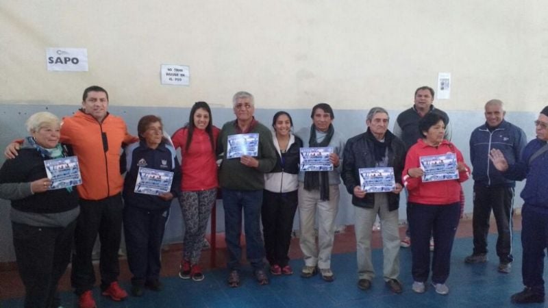 Adultos Mayores con equipo para los “Evita”