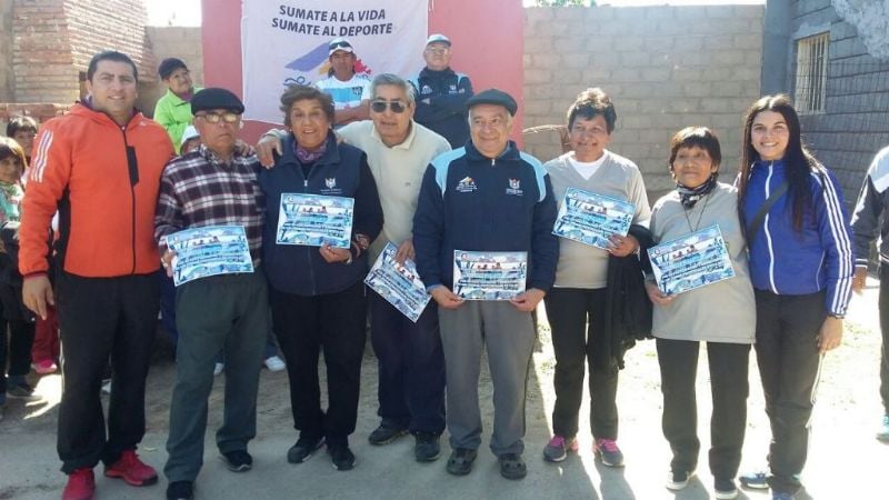 Adultos Mayores con equipo para los “Evita”